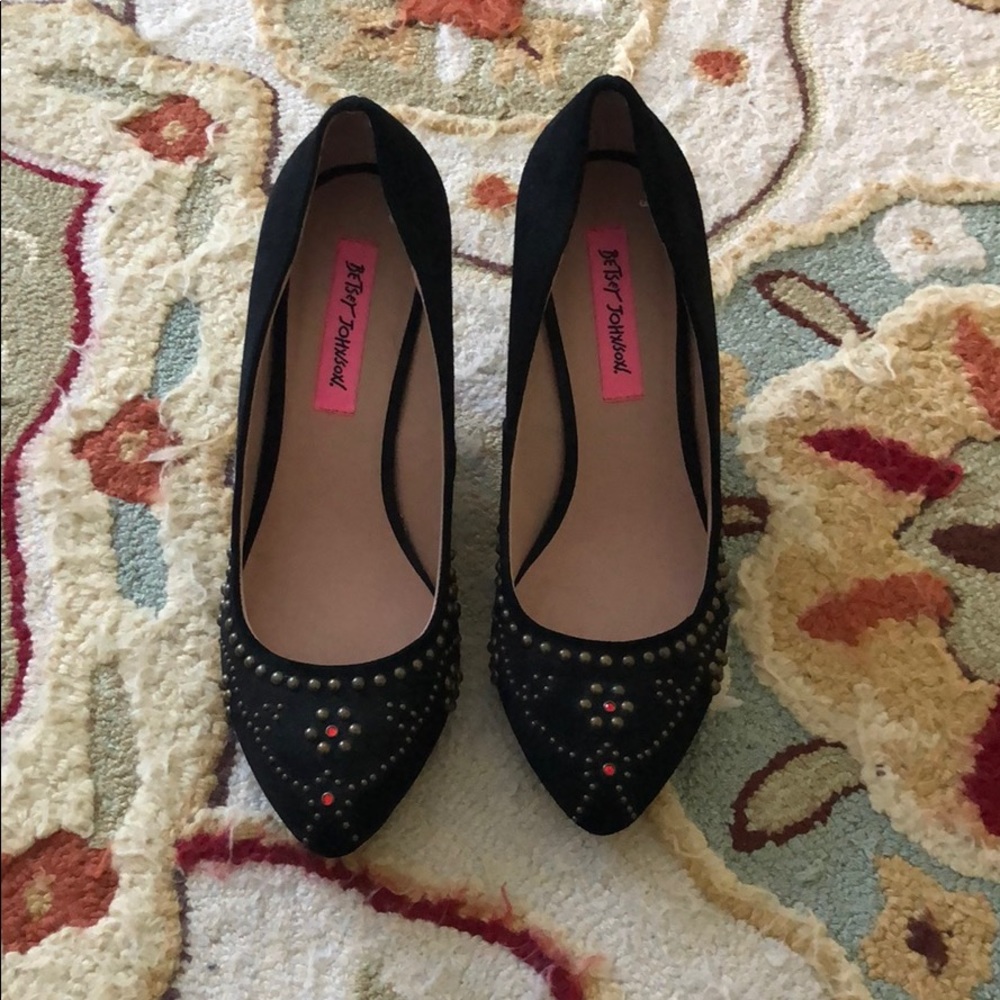 Black pointed toe wedge -Betsy Johnson
